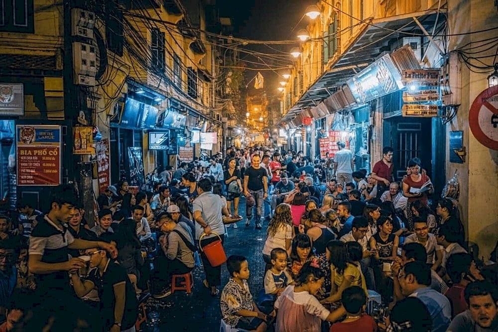 Hanoi Night Market food stalls &ndash; a lively street food destination in Hanoi&rsquo;s Old Quarter